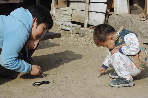 말수가 없어진 영주가 인효 형아와 함께 마당에 그림 그리기 놀이를 하고 있다. 